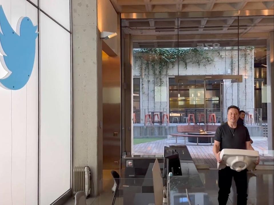 Elon Musk enters Twitter headquarters carrying a sink (AP)