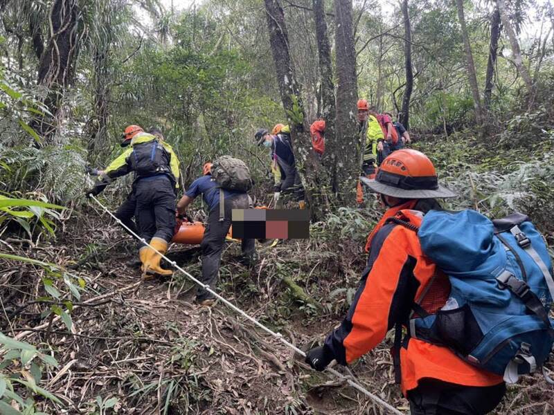 男子石燭尖攀岩不慎墜崖命危 新北市消防局第6救災救護大隊10日指出，5名山友結 伴赴平溪登山，在往石燭尖攀岩時，其中一名44歲男 子不慎墜落6公尺深山崖，消防到場後發現男子已無 呼吸心跳，緊急將人搬運下山送醫搶救。 （翻攝照片） 中央社記者楊侃儒傳真  113年3月10日 