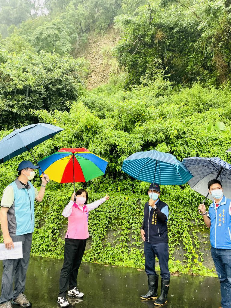 后里眉豐路緊鄰1418保安林地，遇雨土石崩塌，立委楊瓊瓔七日舉辦會勘，爭得林務局東勢林管處允諾用六百萬元工程費改善。（記者陳榮昌攝）