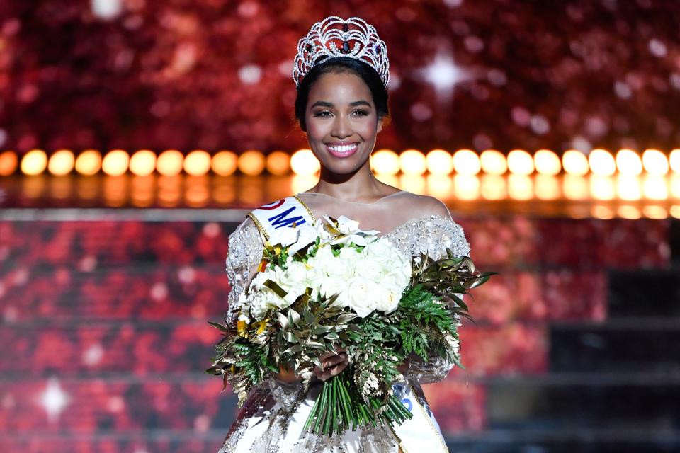 Clémence Botino, Miss Guadeloupe, a été élue Miss France 2020 samedi soir au Dôme de Marseille. En lice aux côtés de Miss Côte d'Azur, Miss Provence, Miss Bourgogne et Miss Tahiti dans le Top 5, elle a été sacrée plus belle femme de France.