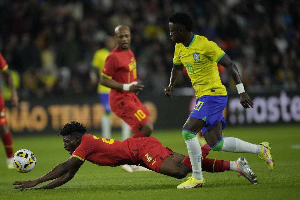 Vinicius Jr. (der) pelea un balón con Mohammed Kudus durante un amistoso de Brasil con Ghana jugado en La Havre (Francia) el 23 de septiembre del 2022. Afianzado en el ataque de Real Madrid, Vinicius espera brillar ahora en la Copa Mundial de Qatar. (AP Foto/Christophe Ena, File)