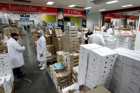 Vendors gather in the poultry pavilion in the Rungis International wholesale food market as buyers prepare for the Christmas holiday season in Rungis, south of Paris, France, November 30, 2017. Picture taken November 30, 2017. REUTERS/Benoit Tessier