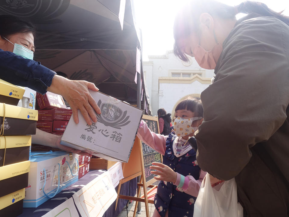 彰化慈濟3月12日舉辦「馳援土敘」義賣活動，圖為彰化藝術館場。(攝影：陳誼謙)