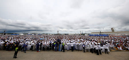 Faithful are seen before Pope Francis arrives to lead a mass at the Contecar harbour in Cartagena, Colombia September 10, 2017. REUTERS/Stefano Rellandini