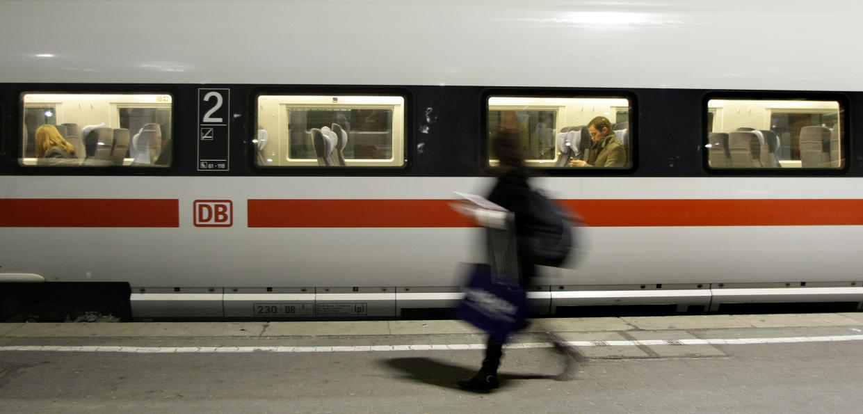 Bahnfahren in Zeiten von Corona kann sicher sein - aber mit dem entsprechenden Platz (Bild: REUTERS/Michaela Rehle)