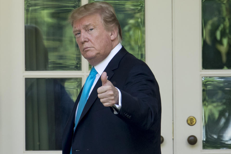 El presidente Donald Trump muestra el pulgar mientras camina hacia la Oficina Oval de la Casa Blanca, el jueves 23 de mayo de 2019, en Washington. (AP Foto/Andrew Harnik)