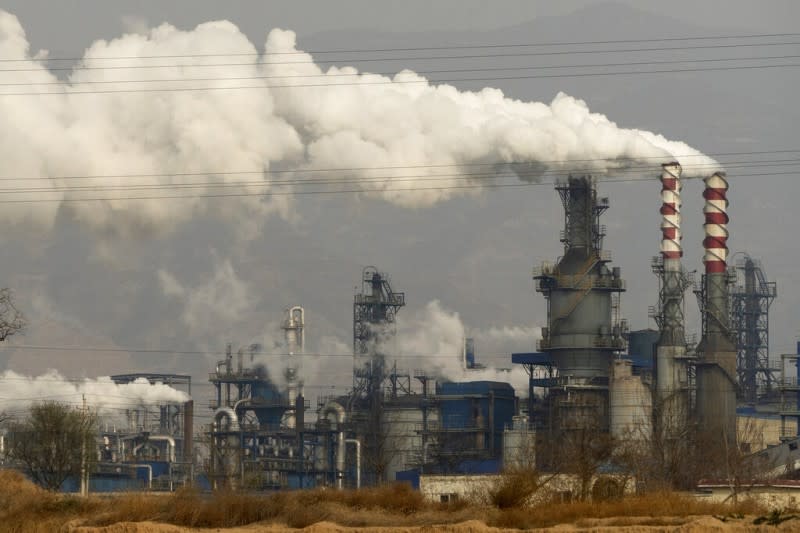 從1988年到2015年，中國石化占了全球工業溫室氣體排放量的0.29%，因此被認為是氣候變化的主要原因之一碳排放。圖為中國陝西石化業。（美聯社）