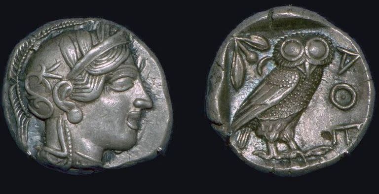 El Athene noctua, o mochuelo europeo, era el animal sagrado de la diosa Atenea de la mitología griega, y en la cultura romana, el ave de Minerva