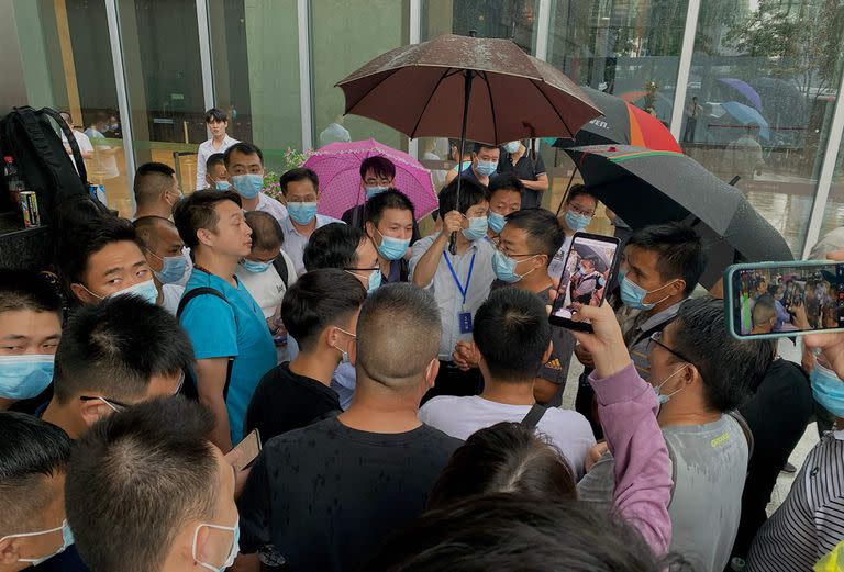 Protestas fuera de las oficinas de Evergrande en la ciudad sudeste de Shenzhen, el martes 14 de septiembre (Noel Celis / AFP)