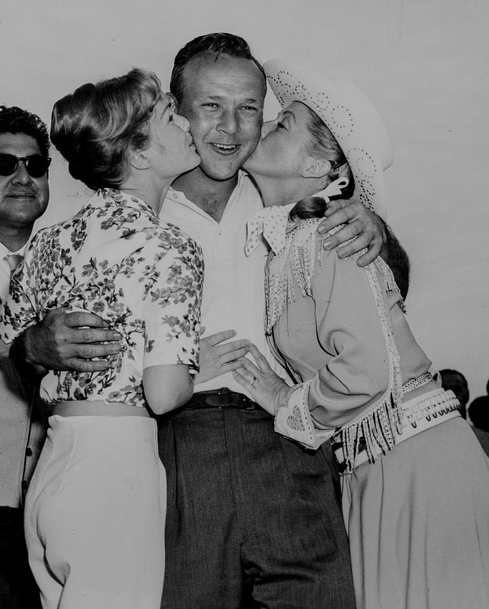 Arnold Palmer with Debbie Reynolds and Gail Davis, 1960