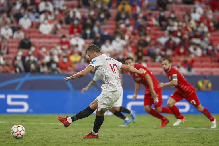 Ivan Rakitic ejecuta uno de los cuatro penales que tuvo el partido y marca el empate para Sevilla