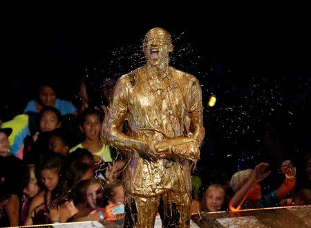 Derek Jeter gets slimed in gold at Kids' Choice Sports Awards