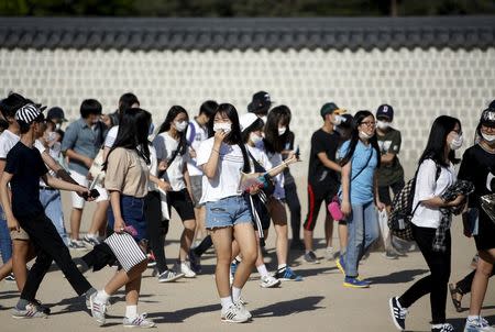 South Korean students wearing masks to prevent contracting Middle East Respiratory Syndrome (MERS) walk at the Gyeongbok Palace in central Seoul, South Korea June 3, 2015. REUTERS/Kim Hong-Ji