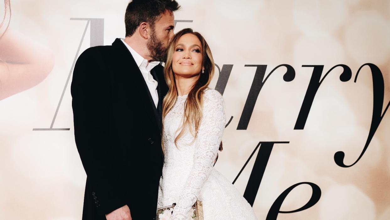   Jennifer Lopez engaged to Ben Affleck - JLo's espresso nails 