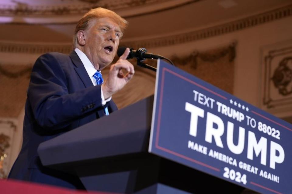 El candidato presidencial republicano, el expresidente Donald Trump, habla en una fiesta de noche de elecciones del supermartes el martes 5 de marzo de 2024, en Mar-a-Lago en Palm Beach, Florida. (Crédito: Evan Vucci/AP)