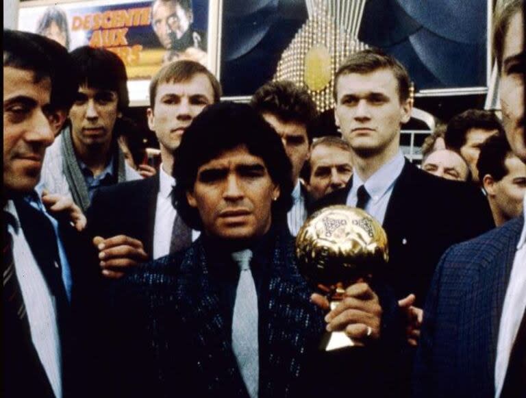 Maradona con el Balón de Oro en la puerta del Lido