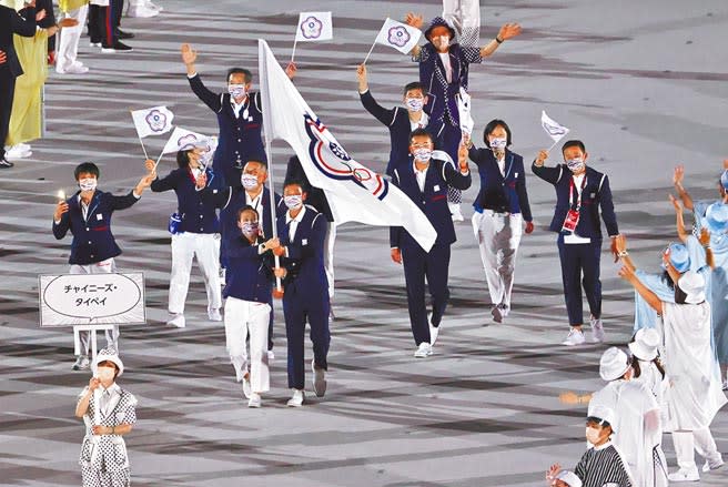 東京奧運23日晚間開幕，中華隊隊職員在奧運會旗的帶領下進入會場，接受在場的表演舞者歡迎。（季志翔攝）