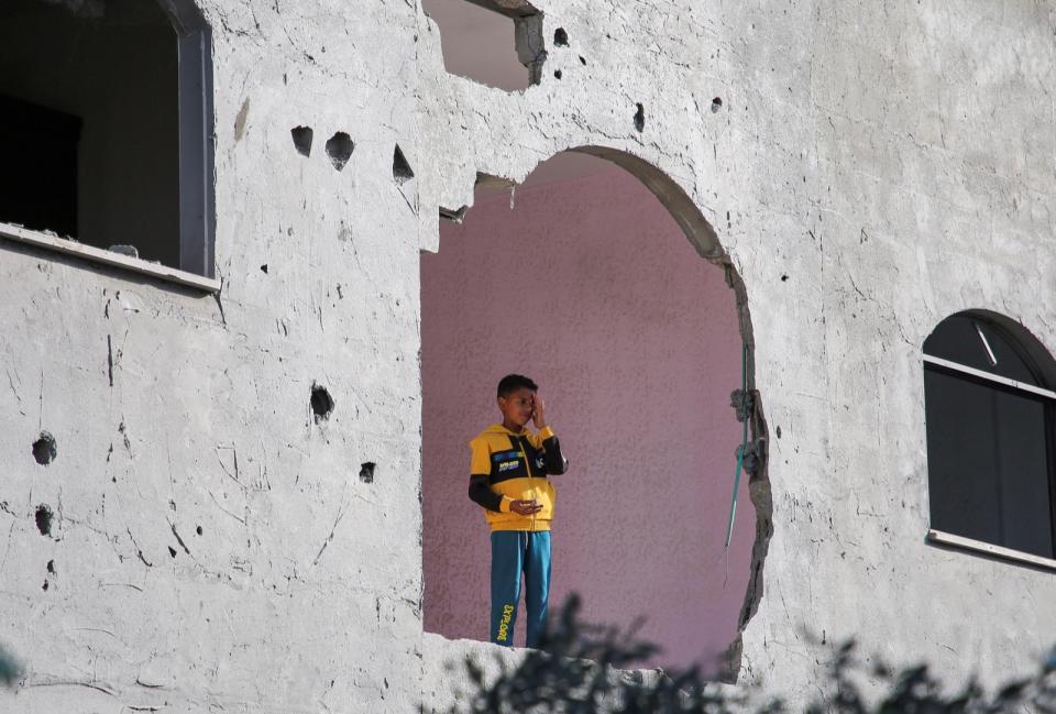 加薩城市拉法為目前停火談判的「關鍵元素」，哈瑪斯表示若以軍執意攻入，就無停火可言。圖為以軍3日空襲拉法後，一名兒童站在遭損毀的民宅中。路透社
