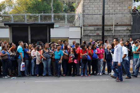 People wait for public buses during a blackout in Caracas, Venezuela March 7, 2019. REUTERS/ Carlos Jasso