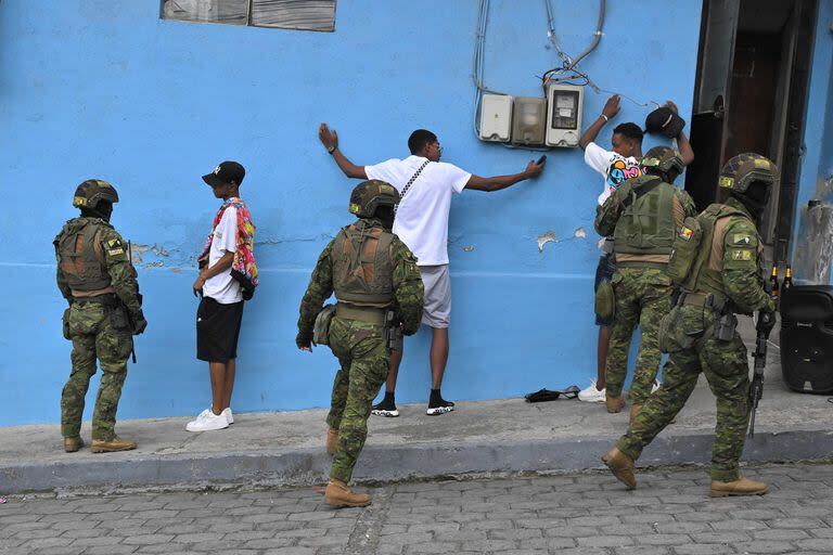 Miembros de las fuerzas de seguridad registran a civiles en las calles 
de Quito  