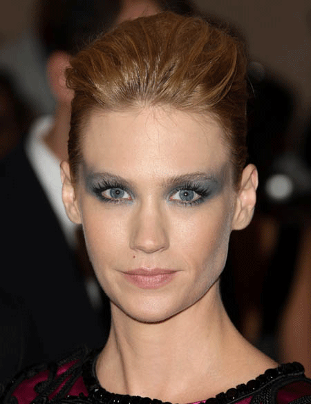 January Jones – Choisir un fard de la même couleur que ses yeux était une bonne idée… Mais ce n’était peut-être pas la peine d’en mettre autant ! 