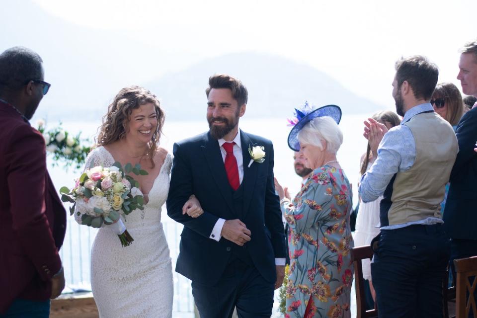 Paul Cordier und Kristina Knighten und ihre Gäste an ihrem Hochzeitstag in Italien.