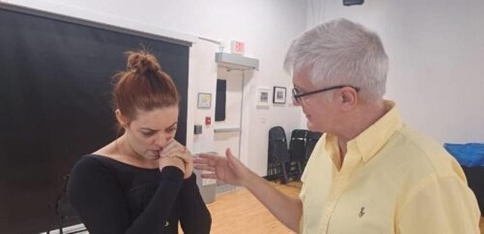 Claudia Valdes, left, in rehearsal with writer-director Carlos Celdrán for his play “Hierro” (“Iron”) at the Miami- Dade County Auditorium. (Photo courtesy of Arca Images)
