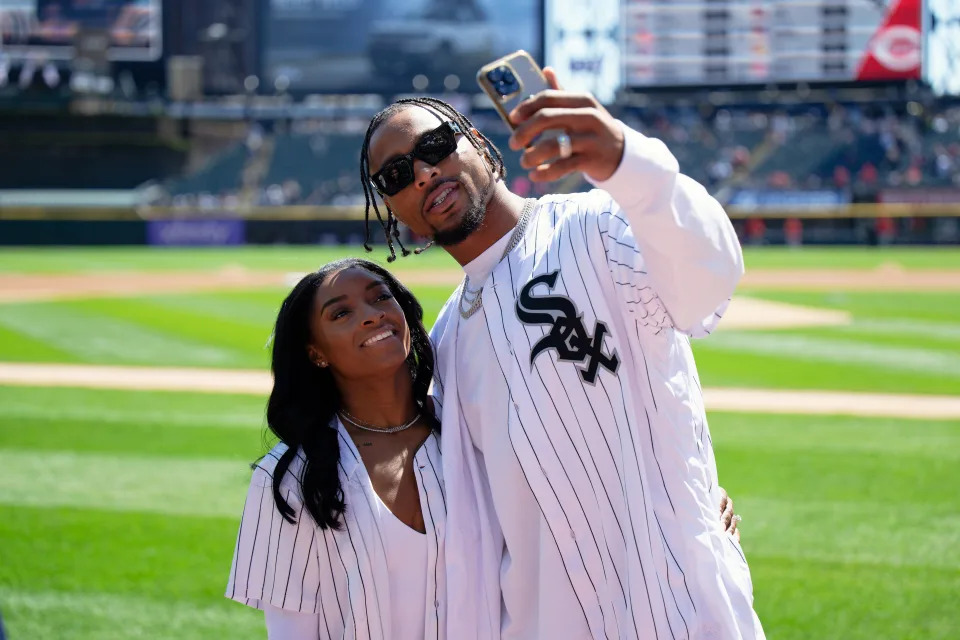 Simone Biles y su esposo, Jonathan Owens, durante un partido de los Chicago White Sox. (Foto: Jamie Sabau/Getty Images)