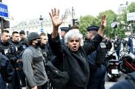 Des manifestants contre les violences policières contrôlés à Paris, le 2 mai 2022 (AFP/STEPHANE DE SAKUTIN)