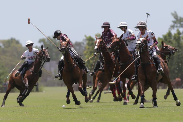 A fondo, sujetan, volcando, acelerando; el Abierto Femenino tiene un nivel cada vez más alto.