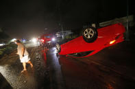 <p>In Cape Coral, Florida, stehen Einwohner neben einem vom Hurrikan umgeworfenen Fahrzeug. (Bild: Gerald Herbert/AP/dpa) </p>