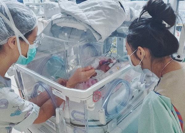  王棠云（右）的女兒早產在保溫箱待了好一陣子。（翻攝自王棠云IG）