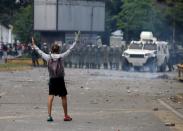 Un manifestantes gesticula frente a las fuerzas de seguridad durante una manifestación en contra del Gobierno del presidente venezolano Nicolás Maduro en Caracas, Venezuela, 22 de julio de 2017. REUTERS/Andres Martinez Casares