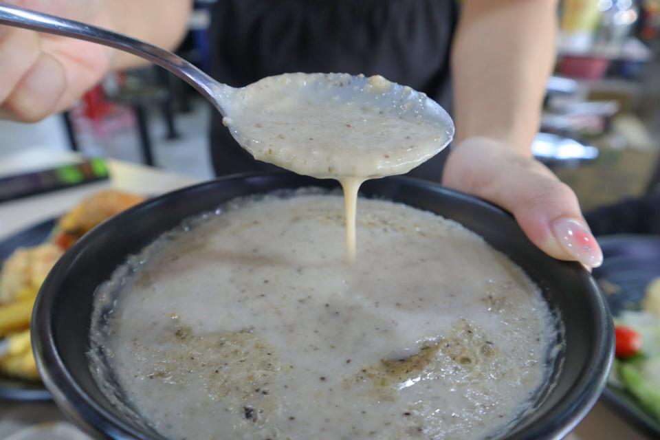 meaty western - mushroom soup pouring