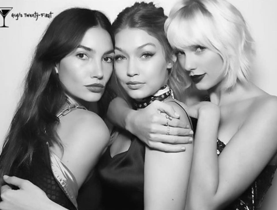 Model Lily Aldridge und Sängerin Taylor Swift waren nur einige der prominenten Gäste, die unbedingt mit Gigi feiern wollten. Die sah – wie sollte es auf ihrer eigenen Party auch anders sein?! – wie immer … (Bild: Instagram/lilyaldridge)