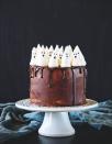 <p>Une chorale de fantômes en meringue suisse clamant haut et fort des hululements sinistres, qui protège farouchement un layer cake au potiron recouvert de glaçage au chocolat, voilà une mise en scène à copier d’urgence.</p><p>Découvrez la recette</p><br>