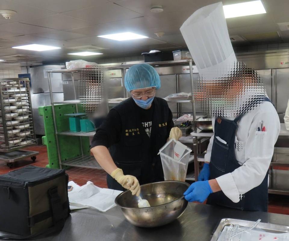 新莊的頤品大飯店新莊晶冠館也爆出民眾用餐後身體不適，新北衛生局前往稽查。（新北市衛生局提供）