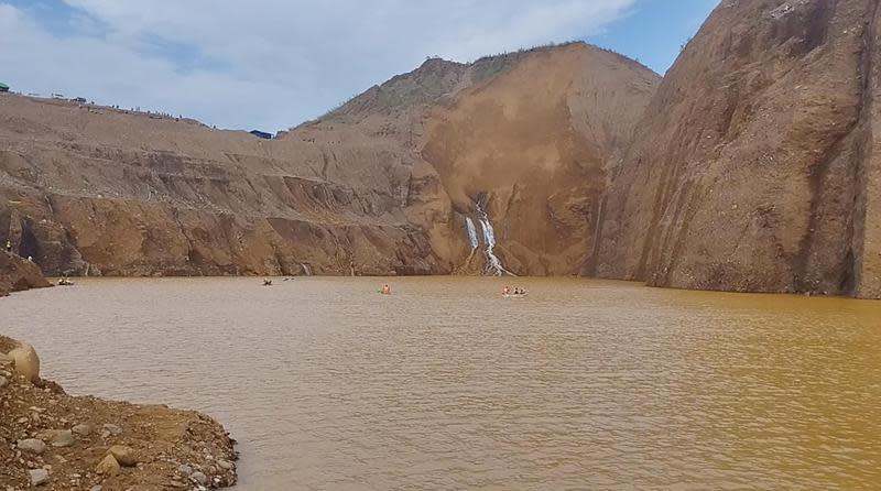 緬甸帕敢鎮的一處礦坑發生山崩，導致多名礦工被捲入湖底。（翻攝自Twitter）