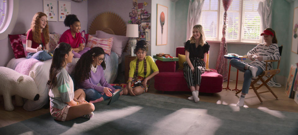 THE BABY-SITTERS CLUB (L to R) VIVIAN WATSON as MALLORY PIKE, KYNDRA SANCHEZ as DAWN SCHAFER, ANAIS LEE as JESSI RAMSEY, MALIA BAKER as MARY ANNE SPIER, MOMONA TAMADA as CLAUDIA KISHI, SHAY RUDOLPH as STACEY MCGILL, and SOPHIE GRACE as KRISTY THOMAS in episode 201 of THE BABY-SITTERS CLUB Cr. COURTESY OF NETFLIX © 2021