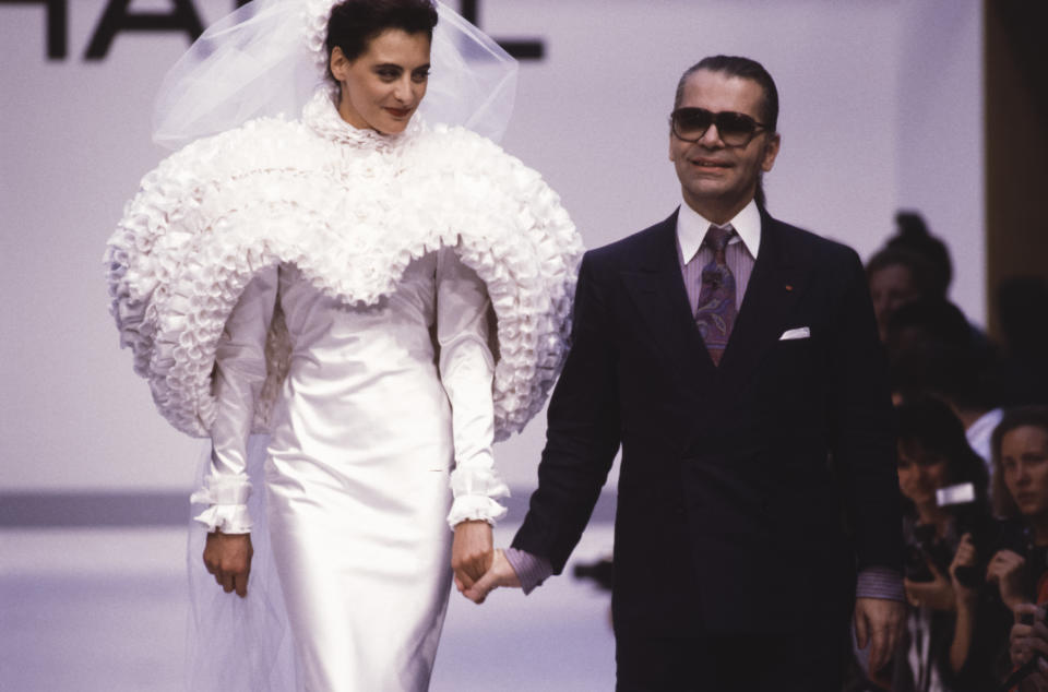 Karl Lagerfeld mit Inés de la Fressange auf der Chanel-Show 1987 in Paris. (Bild: Getty Images)