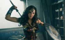 <p>Im DC-Film "Batman vs Superman: Dawn of Justice" stahl sie den Titelhelden glatt die Show, mit ihrem ersten eigenen Kinofilm (2017) knackte sie Rekorde. "Wonder Woman 1984" (2020) konnte das Niveau nicht halten - Gal Gadot in der Hauptrolle begeisterte aber erneut als schlagkräftige Amazonenprinzessin. (Bild: 2016 Warner Bros. Entertainment)</p> 