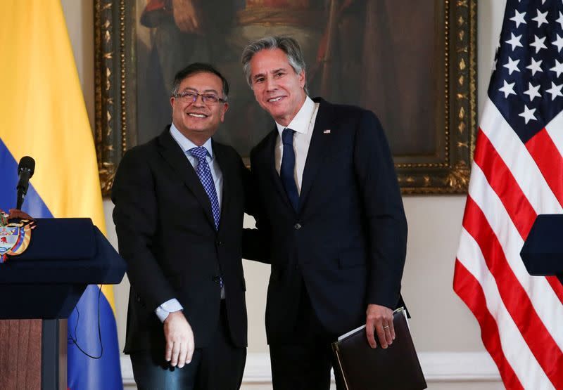 El secretario de Estado de Estados Unidos, Antony Blinken, posa con el presidente de Colombia, Gustavo Petro, mientras asisten a una reunión para revisar la cooperación en materia de seguridad, comercio y cambio climático, en la sede de la Presidencia de Colombia, en Bogotá