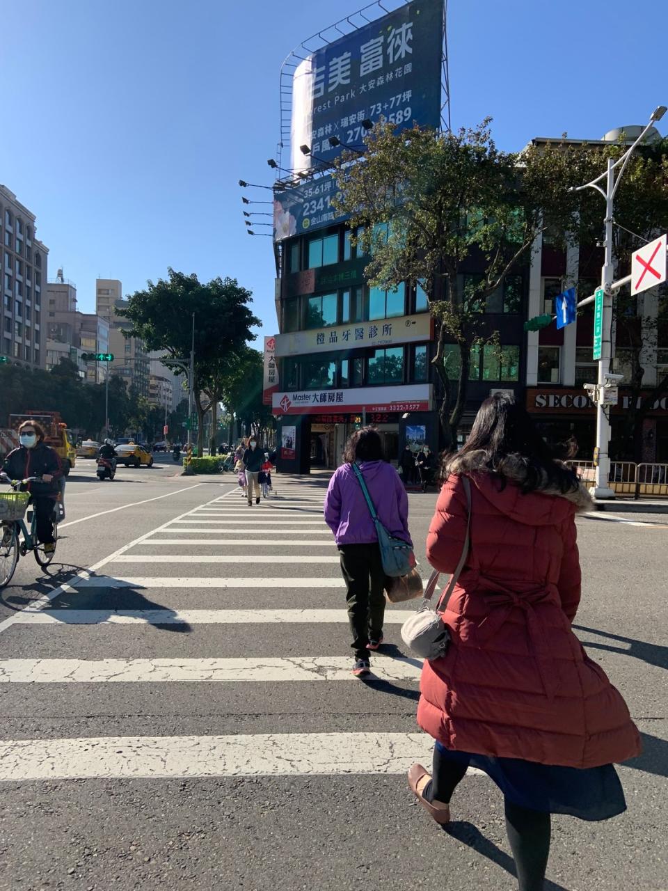 氣象局表示，今明兩天白天各地多雲到晴，不過週六冷空氣南下又將變天。   圖：張家寧／攝