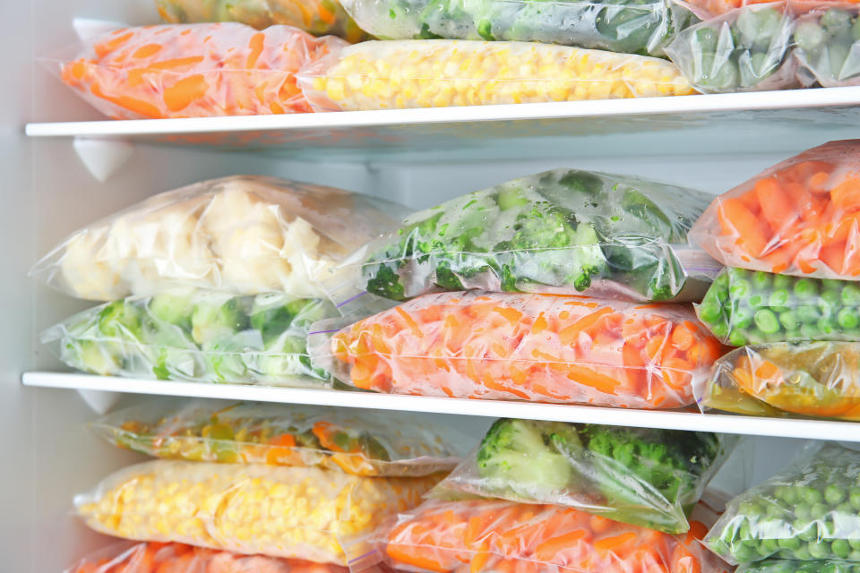 Puedes comprar las verduras directamente congeladas o frescas y meterlas tú en tu nevera. A la hora de cocinar, no habrá ninguna diferencia entre las que son de marca y las que no. (Foto: Getty Images).