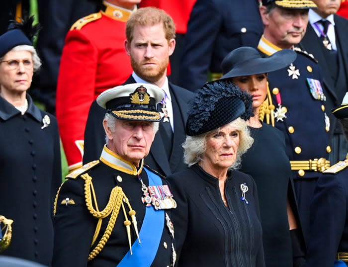 Los duques de Sussex, por detrás de los reyes Carlos y Camilla