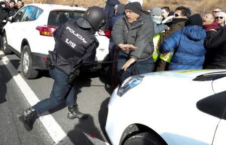 Police clash with striking taxi drivers as they try to block M40 highway in Madrid, Spain, January 23, 2019. REUTERS/Sergio Perez
