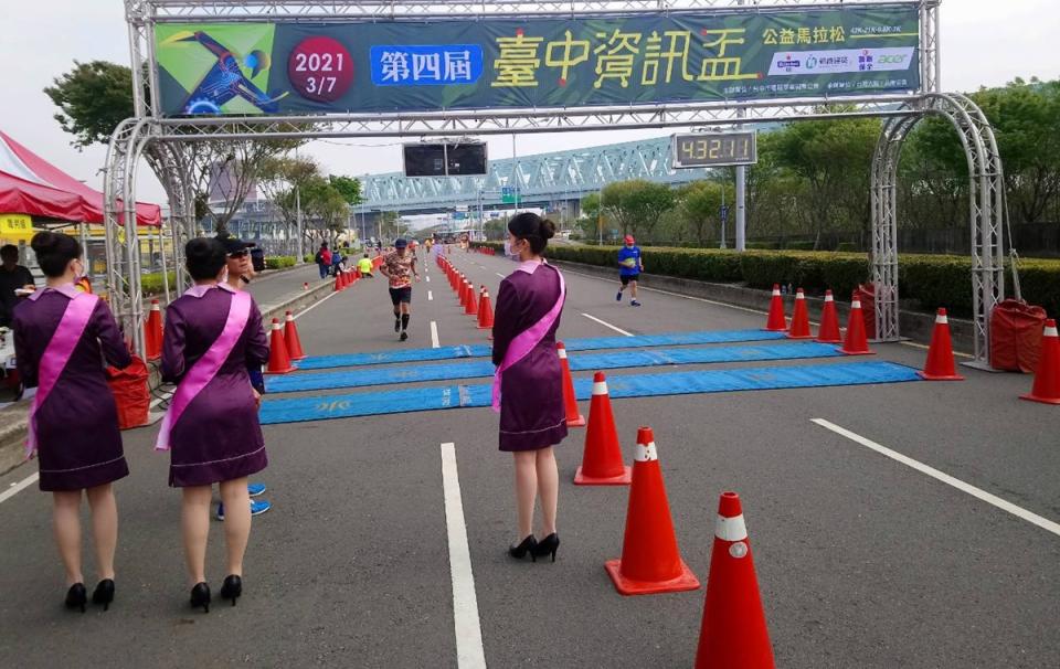 
台中資訊盃路跑活動7日舉行，台中市消防局接獲通報 ，一名男性跑者在路跑過程中突然昏倒失去意識，緊急 送往烏日林新醫院救治，仍然宣告不治。 （民眾提供）