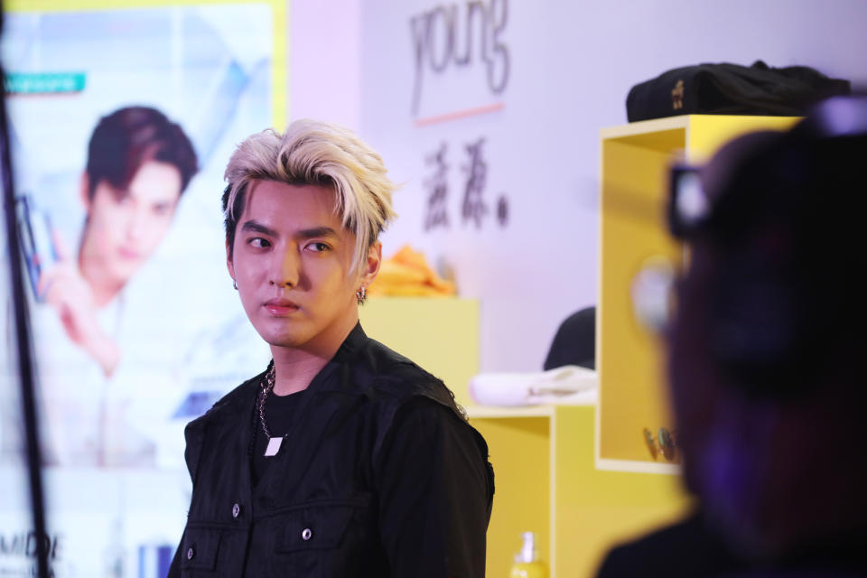 SHANGHAI, CHINE - 28 MAI : la chanteuse Kris Wu assiste à l'événement promotionnel de Seeyoung le 28 mai 2021 à Shanghai, en Chine.  (Photo de VCG/VCG via Getty Images)