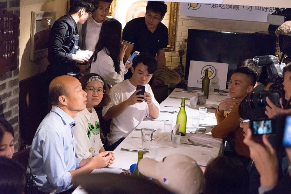 韓國瑜（左）與北漂青年進行座談。翻攝自韓國瑜臉書