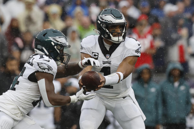 Hurts, Eagles try to stay on roll against struggling Bears